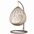 Rattan-Hängesessel mit Stahlrahmen und beige Polyesterkissen
